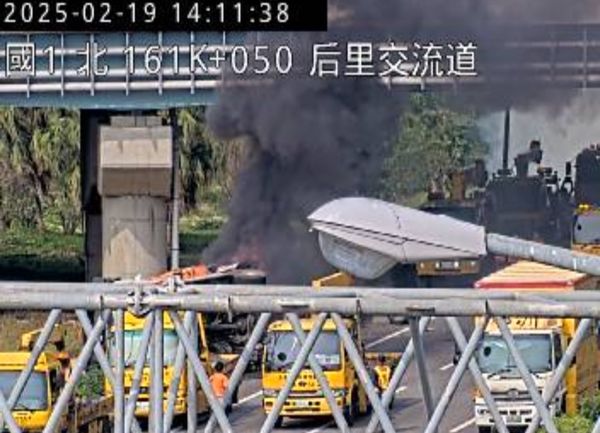 ▲▼快訊／國1南下后里交流道大車起火燃燒！邊坡也被點燃冒煙。（圖／翻攝高公局）