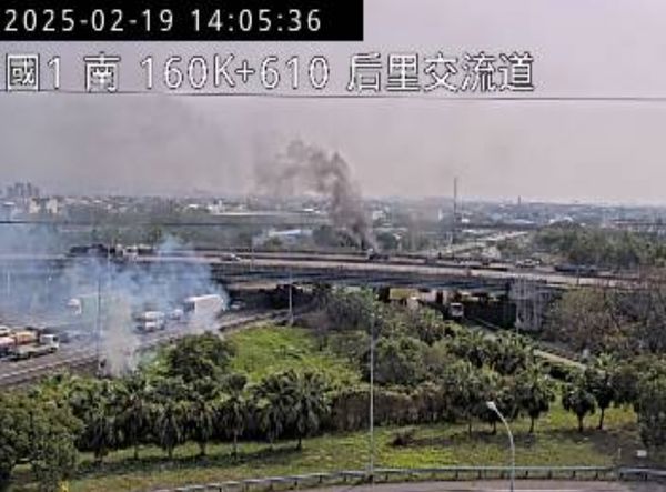 ▲▼快訊／國1南下后里交流道大車起火燃燒！邊坡也被點燃冒煙。（圖／翻攝高公局）