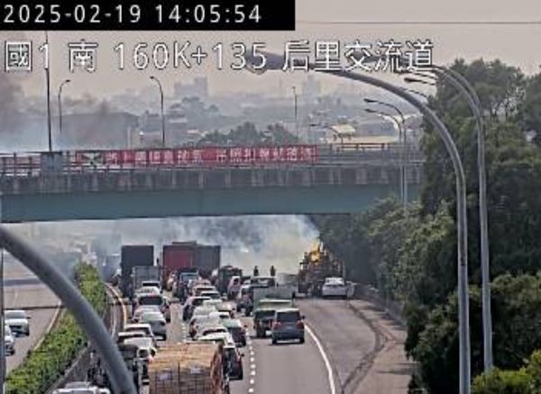 ▲▼快訊／國1南下后里交流道大車起火燃燒！邊坡也被點燃冒煙。（圖／翻攝高公局）