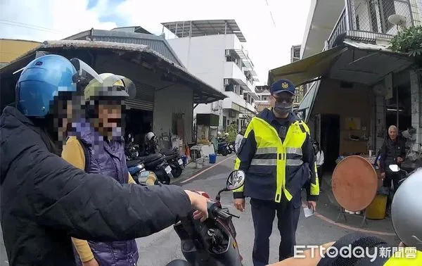 ▲局內埔分局內埔派出所巡佐陳文章、毛坤政找回邱姓的機車           。（圖／記者陳崑福翻攝）