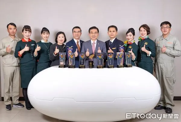 ▲立榮航空獲交通部民航局頒發金翔獎「國內線定期航線組」第一名。（圖／立榮航空提供）