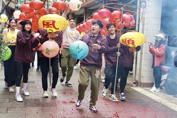 ▲胡瓜(右)與籃籃打鬧。（圖／民視提供）