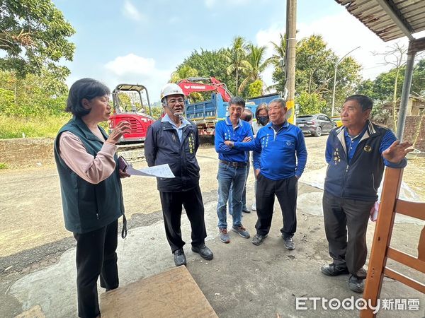 ▲台南市勞工局志工們便帶著滿滿的愛心，將單人床22組、衣櫥20組、桌子10張、椅子50張等二手家具送抵南水署宿舍，為災民打造溫暖的新家。（圖／記者林東良翻攝，下同）