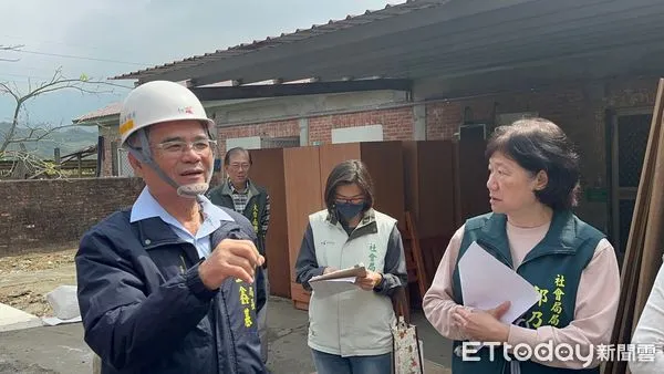 ▲台南市勞工局志工們便帶著滿滿的愛心，將單人床22組、衣櫥20組、桌子10張、椅子50張等二手家具送抵南水署宿舍，為災民打造溫暖的新家。（圖／記者林東良翻攝，下同）