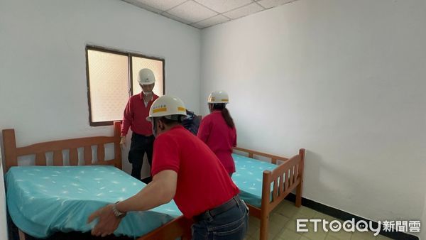 ▲台南市勞工局志工們便帶著滿滿的愛心，將單人床22組、衣櫥20組、桌子10張、椅子50張等二手家具送抵南水署宿舍，為災民打造溫暖的新家。（圖／記者林東良翻攝，下同）