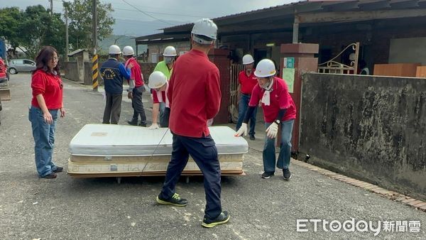 ▲台南市勞工局志工們便帶著滿滿的愛心，將單人床22組、衣櫥20組、桌子10張、椅子50張等二手家具送抵南水署宿舍，為災民打造溫暖的新家。（圖／記者林東良翻攝，下同）