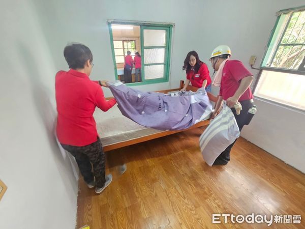 ▲台南市勞工局志工們便帶著滿滿的愛心，將單人床22組、衣櫥20組、桌子10張、椅子50張等二手家具送抵南水署宿舍，為災民打造溫暖的新家。（圖／記者林東良翻攝，下同）