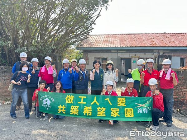 ▲台南市勞工局志工們便帶著滿滿的愛心，將單人床22組、衣櫥20組、桌子10張、椅子50張等二手家具送抵南水署宿舍，為災民打造溫暖的新家。（圖／記者林東良翻攝，下同）