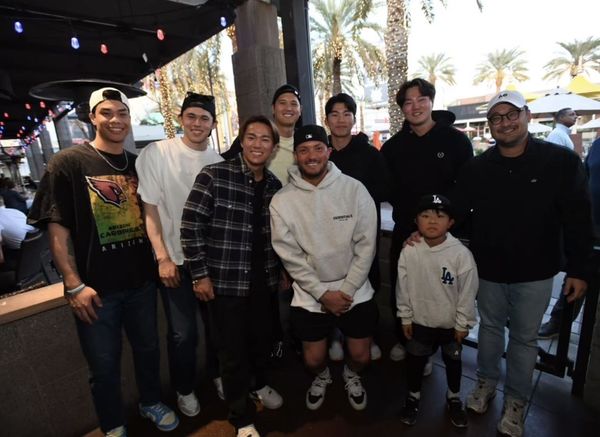 18歲柯敬賢（左）和同屬道奇的大聯盟亞洲球星們合照，照片含金量破表。（翻攝jon.soohoo IG）