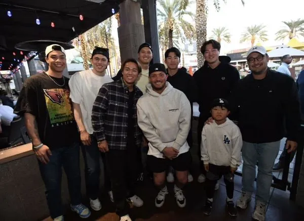 18歲柯敬賢（左）和同屬道奇的大聯盟亞洲球星們合照，照片含金量破表。（翻攝jon.soohoo IG）