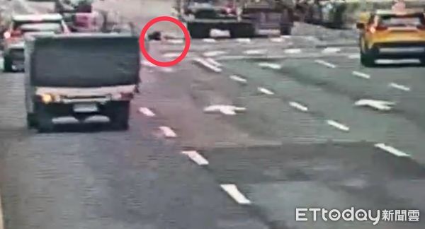 ▲▼大貨車駕駛左轉撞81歲婦人，未禮讓行人吃罰單。（圖／記者邱中岳翻攝）