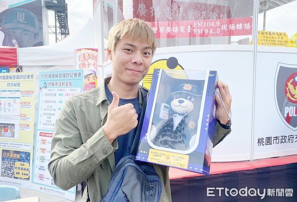 ▲桃園市警局致贈謝姓火舞表演者到場協助宣導，並致贈打詐玩偶感謝。（圖／記者沈繼昌翻攝）
