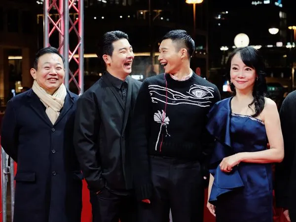 ▲《愛作歹》柏林影展國際首映，（左起）演員胡瑋杰、黃冠智、導演朱平、演員范瑞君與鄭志偉。（圖／公視提供）