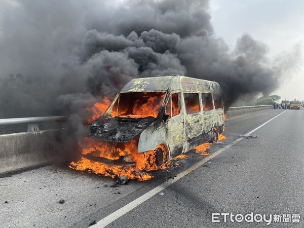 ▲國道1號294.3公里北上新營段，19日下午3時23分許發生1起小巴火燒車，消防人員到場迅速撲滅火勢，該名女駕駛及車上乘客共6人及時脫困。（圖／民眾提供，下同）