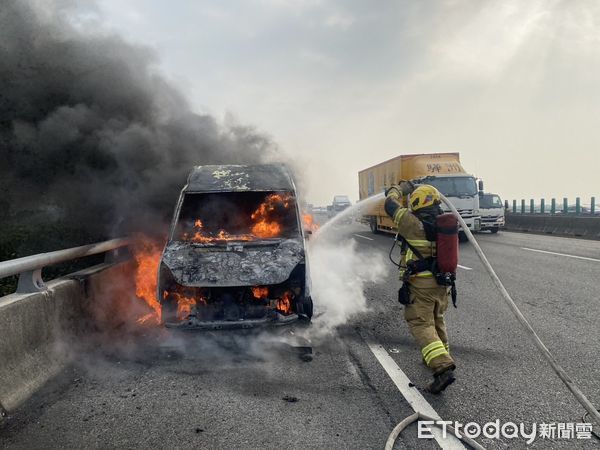 ▲國道1號294.3公里北上新營段，19日下午3時23分許發生1起小巴火燒車，消防人員到場迅速撲滅火勢，該名女駕駛及車上乘客共6人及時脫困。（圖／民眾提供，下同）