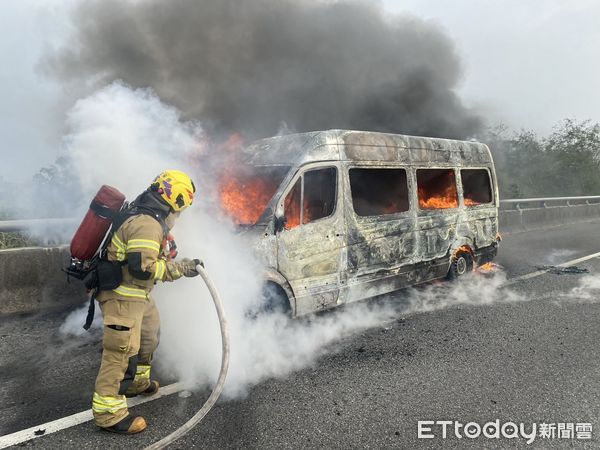 ▲國道1號294.3公里北上新營段，19日下午3時23分許發生1起小巴火燒車，消防人員到場迅速撲滅火勢，該名女駕駛及車上乘客共6人及時脫困。（圖／民眾提供，下同）