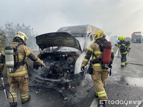 ▲國道1號294.3公里北上新營段，19日下午3時23分許發生1起小巴火燒車，消防人員到場迅速撲滅火勢，該名女駕駛及車上乘客共6人及時脫困。（圖／民眾提供，下同）