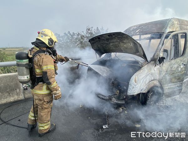 ▲國道1號294.3公里北上新營段，19日下午3時23分許發生1起小巴火燒車，消防人員到場迅速撲滅火勢，該名女駕駛及車上乘客共6人及時脫困。（圖／民眾提供，下同）