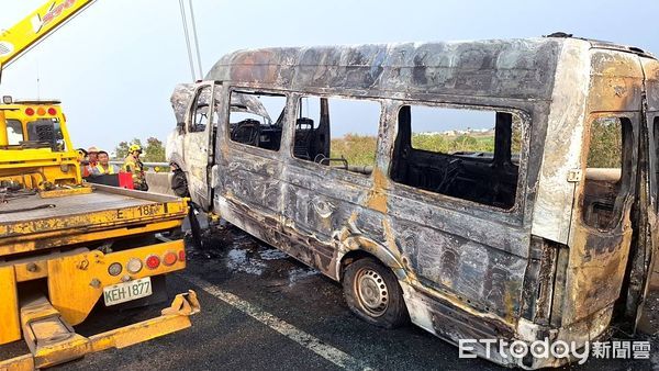 ▲國道1號294.3公里北上新營段，19日下午3時23分許發生1起小巴火燒車，消防人員到場迅速撲滅火勢，該名女駕駛及車上乘客共6人及時脫困。（圖／民眾提供，下同）