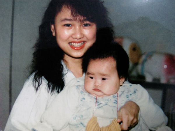 ▲大元曬出小時候與媽媽的合照。（圖／翻攝自Instagram／dayuanlin）