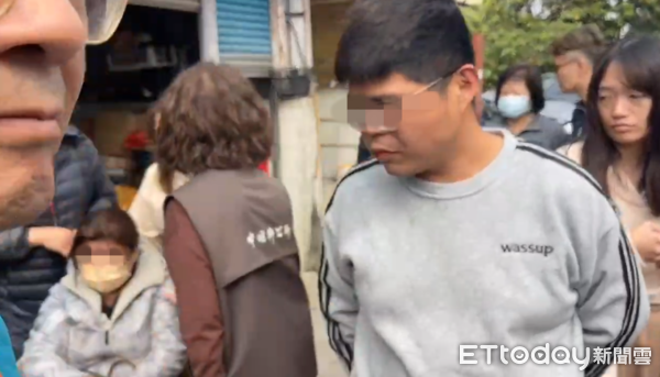 ▲▼嘉義神壇大火1死3傷，死者5歲男童父母親忍悲趕抵現場             。（圖／記者翁伊森翻攝）