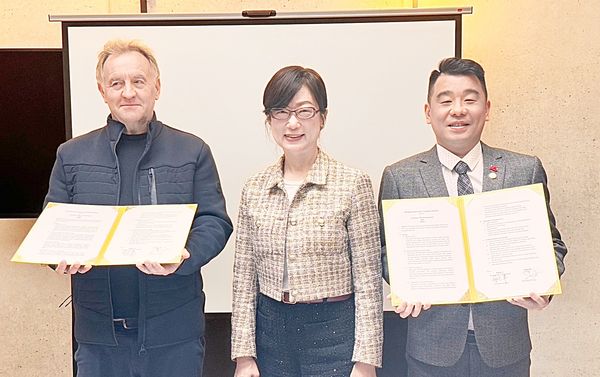 ▲桃園市府副秘書長金志聿（右）代表市府於17日在法國巴黎與法國Wilco公司簽署合作備忘錄，由駐法代表郝培芝（中）女士見證下完成。（圖／市府新聞處提供）