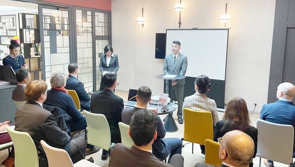 ▲桃園市府副秘書長金志聿（右）代表市府於17日在法國巴黎與法國Wilco公司簽署合作備忘錄，會中分享桃園在新能源與新創產業發展成果。（圖／市府新聞處提供）