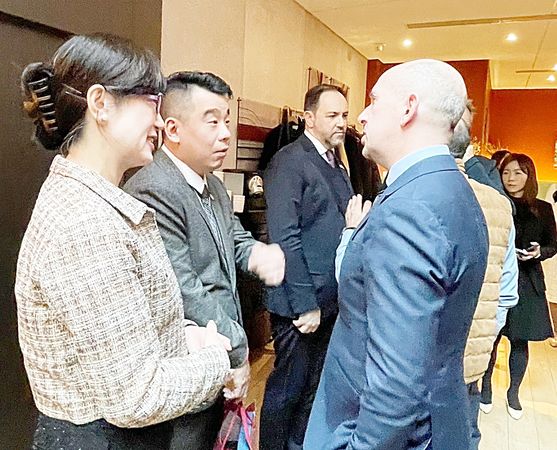 ▲桃園市府副秘書長金志聿與法國Wilco公司人員分享新創產業發展，我駐法代表郝培芝女士也在場陪同。（圖／市府新聞處提供）