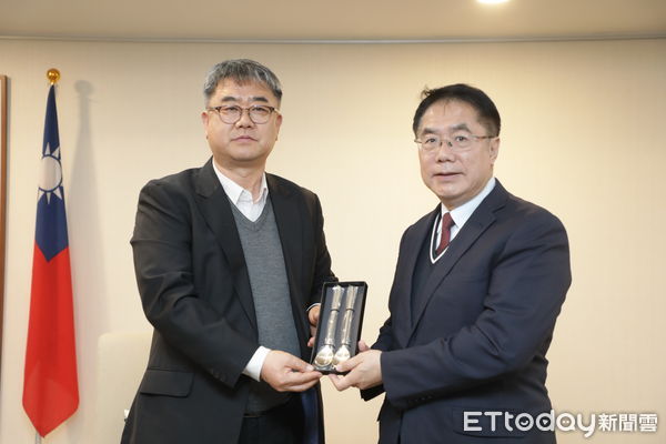 ▲韓國林業後繼者協會等6家韓國商社組團來台南進行產地考察，19日到市府拜會黃偉哲市長，農業局長李芳林、新聞及國際關係處處長蘇恩恩也一同會見。（圖／記者林東良翻攝，下同）