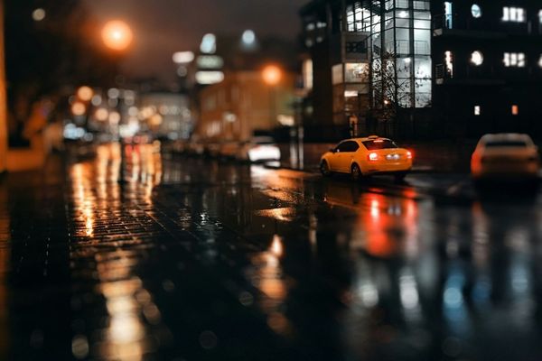 南韓一名女大生誤以為遭司機綁架，跳車逃生慘遭其他車輛撞死。（示意圖，Unsplash）