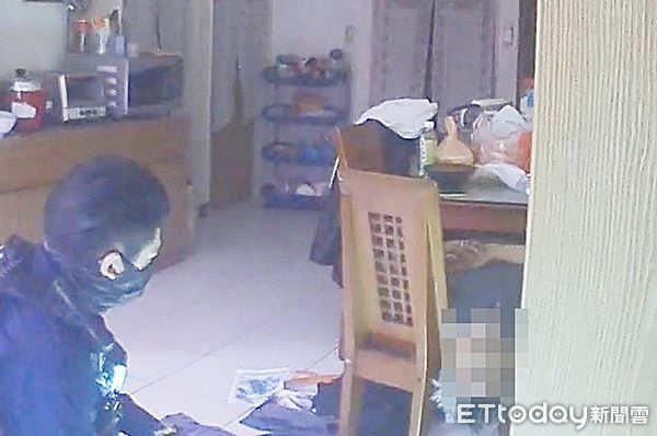 ▲桃園警分局昨天下午接獲通報，轄區鄰居已2天未見且屋內傳出惡臭，員警據報後到場發現倒臥餐桌旁奄奄一息。（圖／記者沈繼昌翻攝）