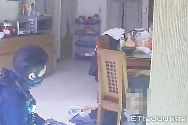 ▲桃園警分局昨天下午接獲通報，轄區鄰居已2天未見且屋內傳出惡臭，員警據報後到場發現倒臥餐桌旁奄奄一息。（圖／記者沈繼昌翻攝）