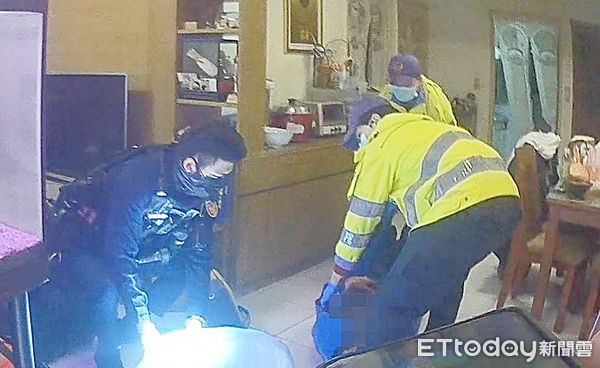 ▲桃園警消將獨居張姓男子送醫治療。（圖／記者沈繼昌翻攝）