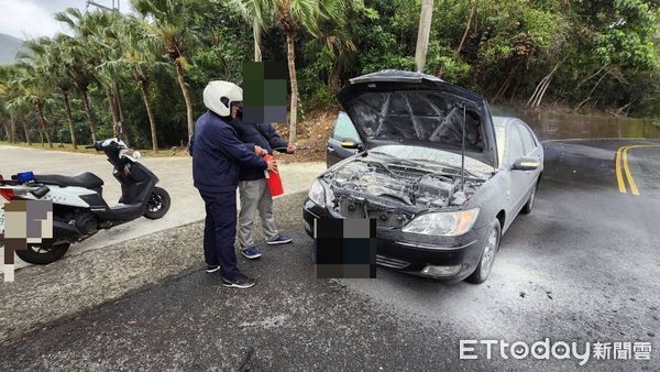 ▲警方持滅火器即刻救援（圖／記者楊漢聲翻攝）