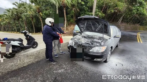 ▲警方持滅火器即刻救援（圖／記者楊漢聲翻攝）