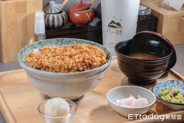 ▲吃豬排配仙草奶茶！KATSU鑫、八時神仙草首度聯名。（圖／記者黃士原攝）