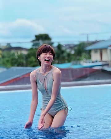 ▲王瞳泳衣胸前開洞設計，若隱若現展示好身材。（圖／翻攝自Instagram／hitomiwu）