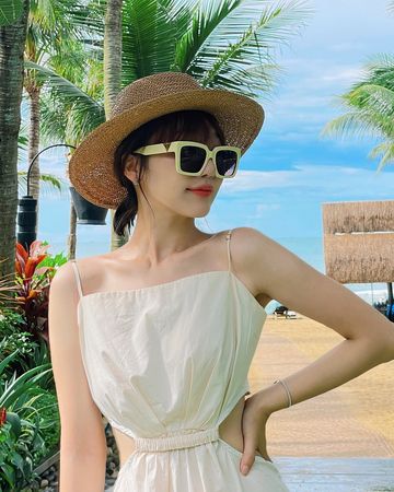 ▲泱泱露出了肩頸與鎖骨線條與纖細的小蠻腰。（圖／翻攝自Facebook／泱泱 LYNN）