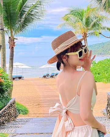 ▲泱泱轉過身大方露出美背。（圖／翻攝自Facebook／泱泱 LYNN）