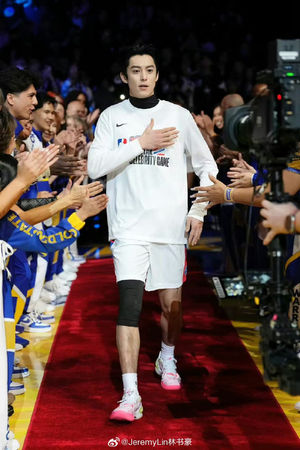 ▲王鶴棣疑似被拒絕合照。（圖／翻攝自微博）