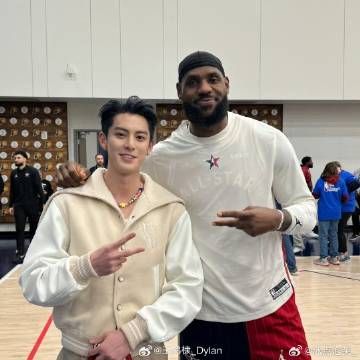 ▲王鶴棣疑似被拒絕合照。（圖／翻攝自微博）