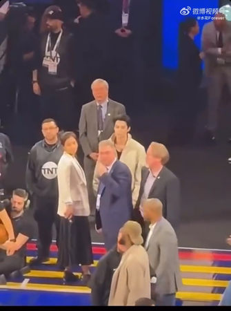 ▲王鶴棣疑似被拒絕合照。（圖／翻攝自微博）