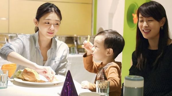 ▲▼賈永婕曝大S超仙舊照「我像旁邊幫傭的」兒子都認證。（圖／翻攝自Facebook／賈永婕的跑跳人生）