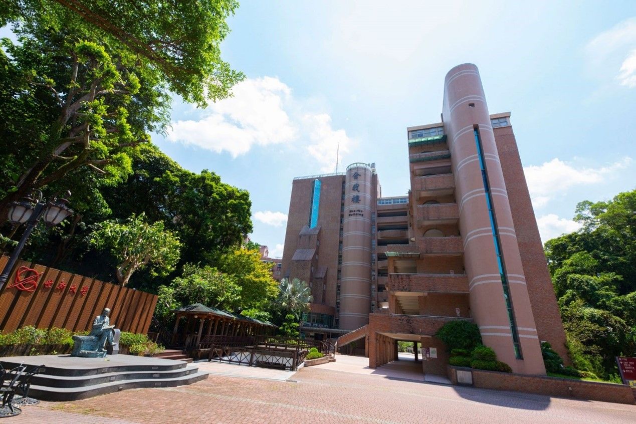 快訊／世新大學體育館起火！頂樓健身器材燒燬　現場竄煙畫面曝
