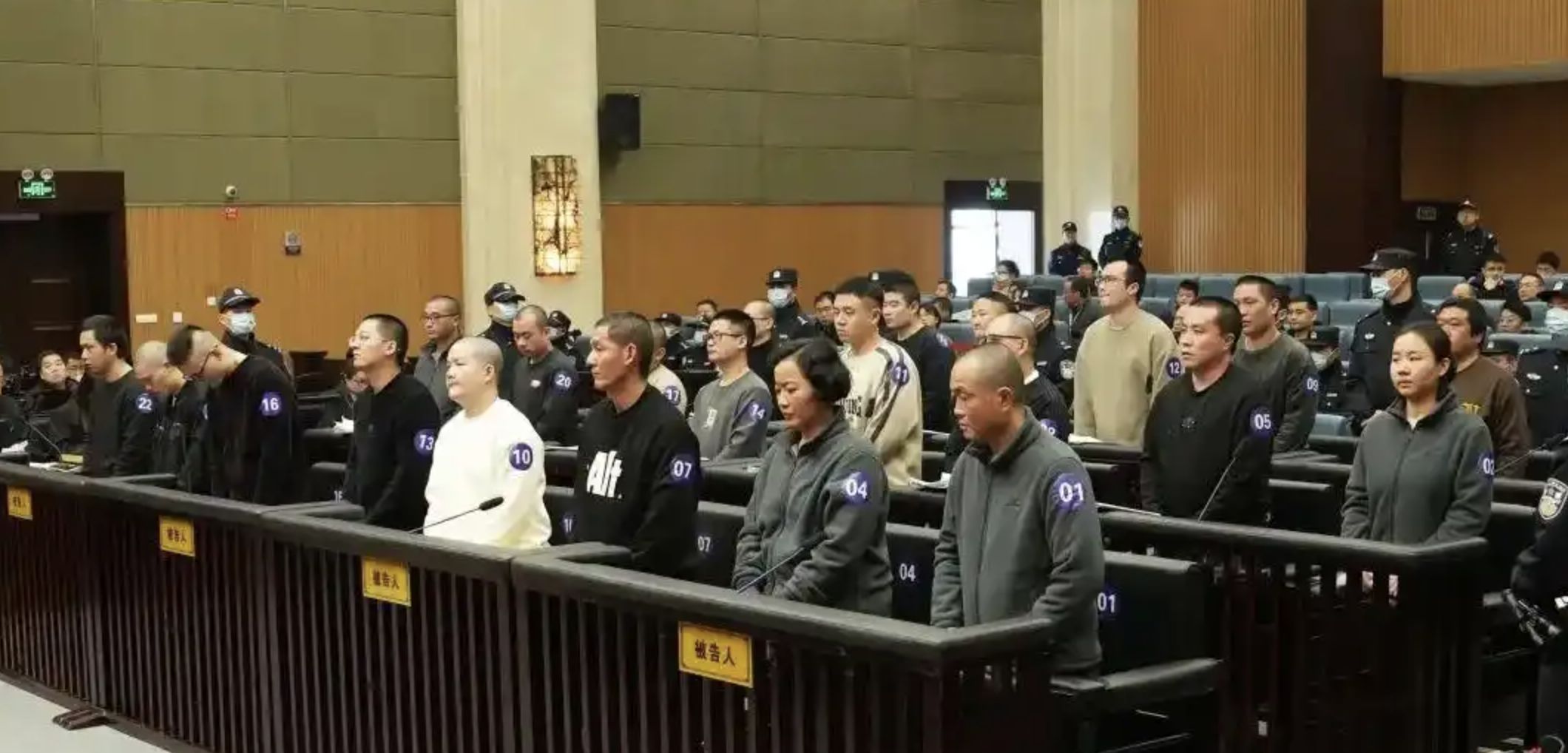 ▲緬北詐騙家族明家23名成員在溫州受審。（圖／翻攝央視）