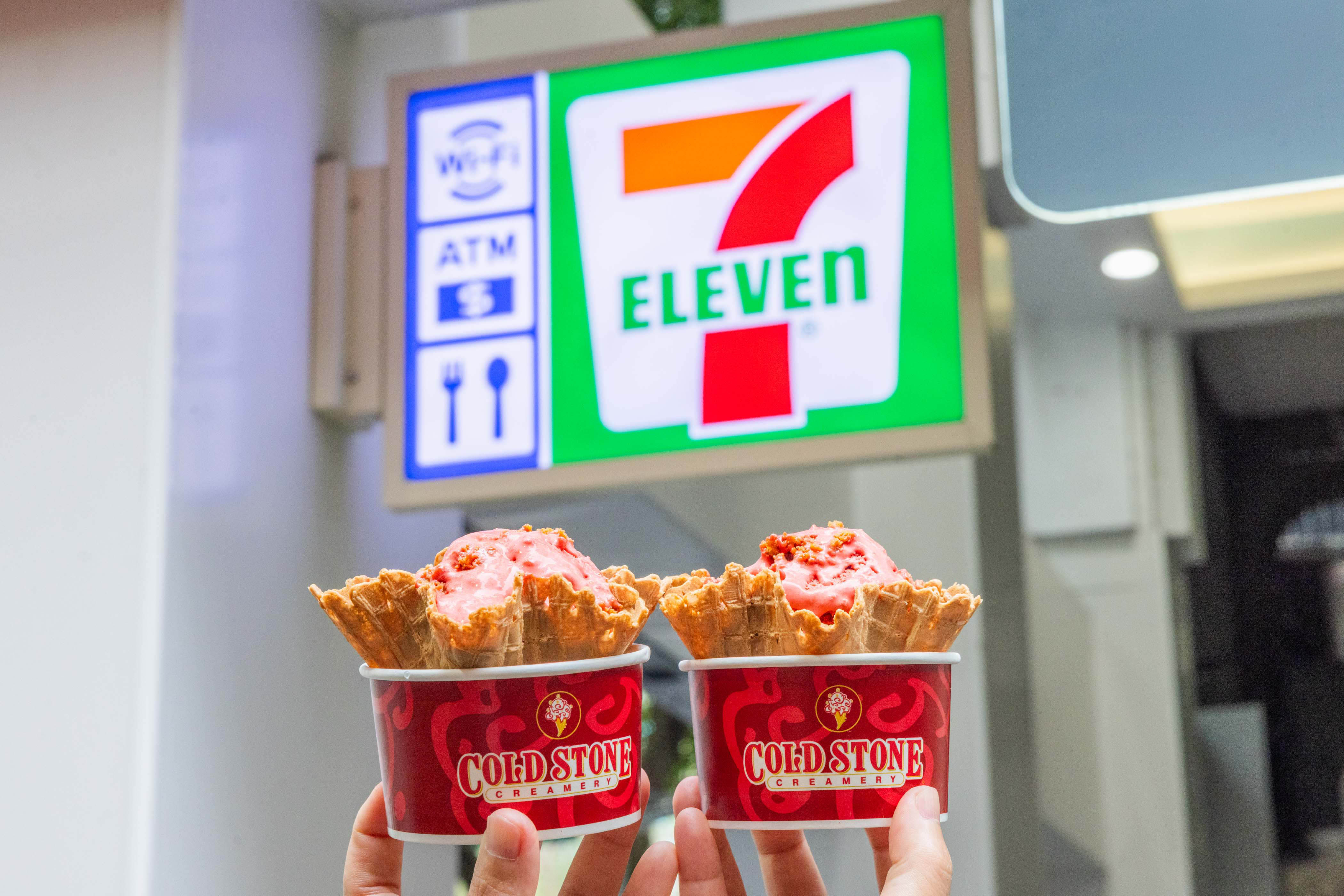 ▲▼「7-ELEVEN X COLD STONE複合店」合作星宇航空，推出2款奢華冰品「紅絲絨甜心派冰淇淋」、「紅絲絨可可莓果酷聖霜霜淇淋」。（圖／業者提供）