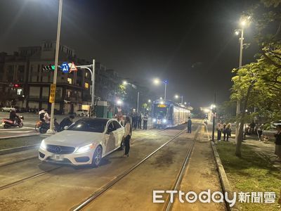 三寶出沒!高雄賓士違規左轉撞輕軌列車 女駕駛吞紅單還被法辦