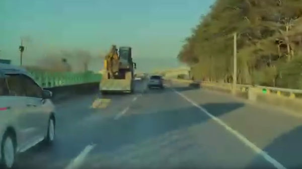 ▲有網友在網路社群PO出影片，畫面中是台南台86在行駛中，有1部大貨車飛下大塊棧板，網友驚呼「命大的一天」。（圖／翻攝自Threads／tall950208）