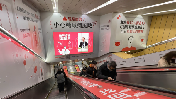 ▲▼2月北捷宣傳,燈箱廣告,板南線,市政府站,喬亞咖啡,禮來,紐西蘭航空。（圖／記者姜國輝攝）