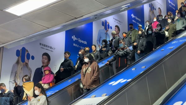 ▲▼2月北捷宣傳,燈箱廣告,板南線,忠孝復興站,Speak AI,三星。（圖／記者姜國輝攝）